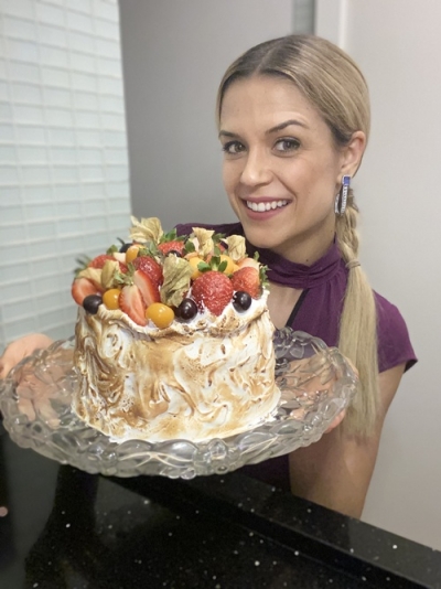 Bolo com brigadeiro branco, morango e cobertura de merengue, by Beca Milano