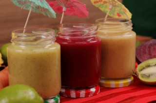 Exagerou nas festas? Aprenda tr&ecirc;s op&ccedil;&otilde;es de sucos detox para come&ccedil;ar muito bem o ano