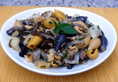 Salada de macarrão com antepasto de funghi sechi e berinjela