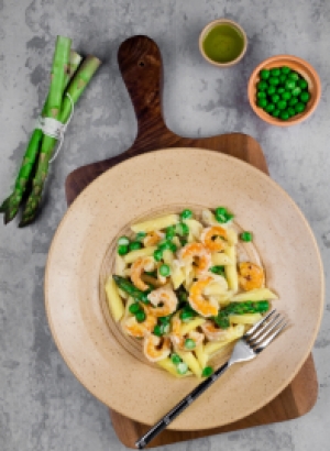 Penne com camarões , aspargos, ervilhas e cream cheese